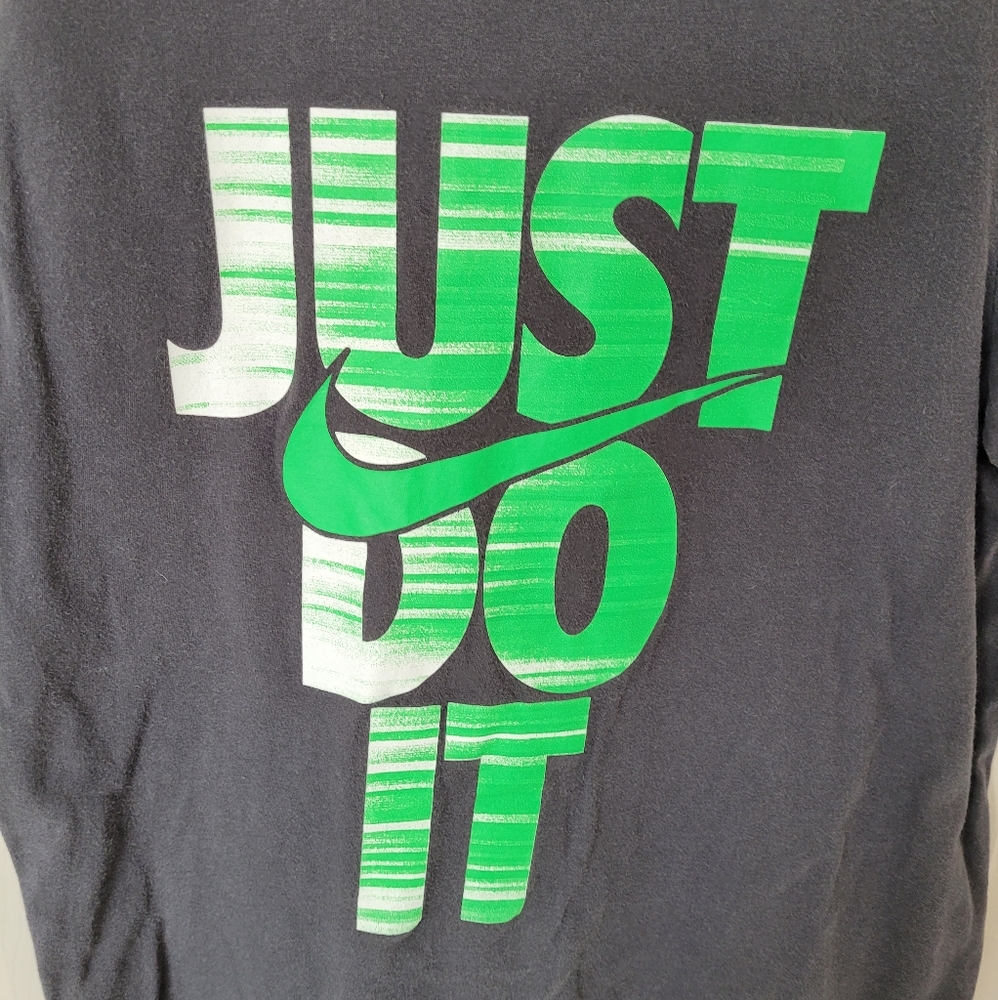 Nike Graphic Tee - Picture 2 of 3